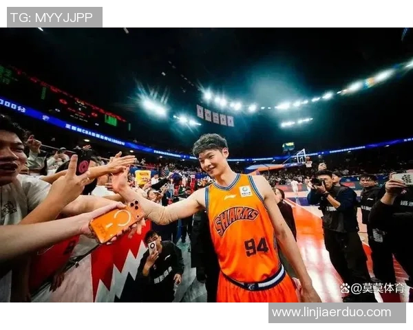 王哲林领衔中国男篮新征程展现拼搏精神与团队合作的力量 王哲林领衔中国男篮新征程展现拼搏精神与团队合作的力量